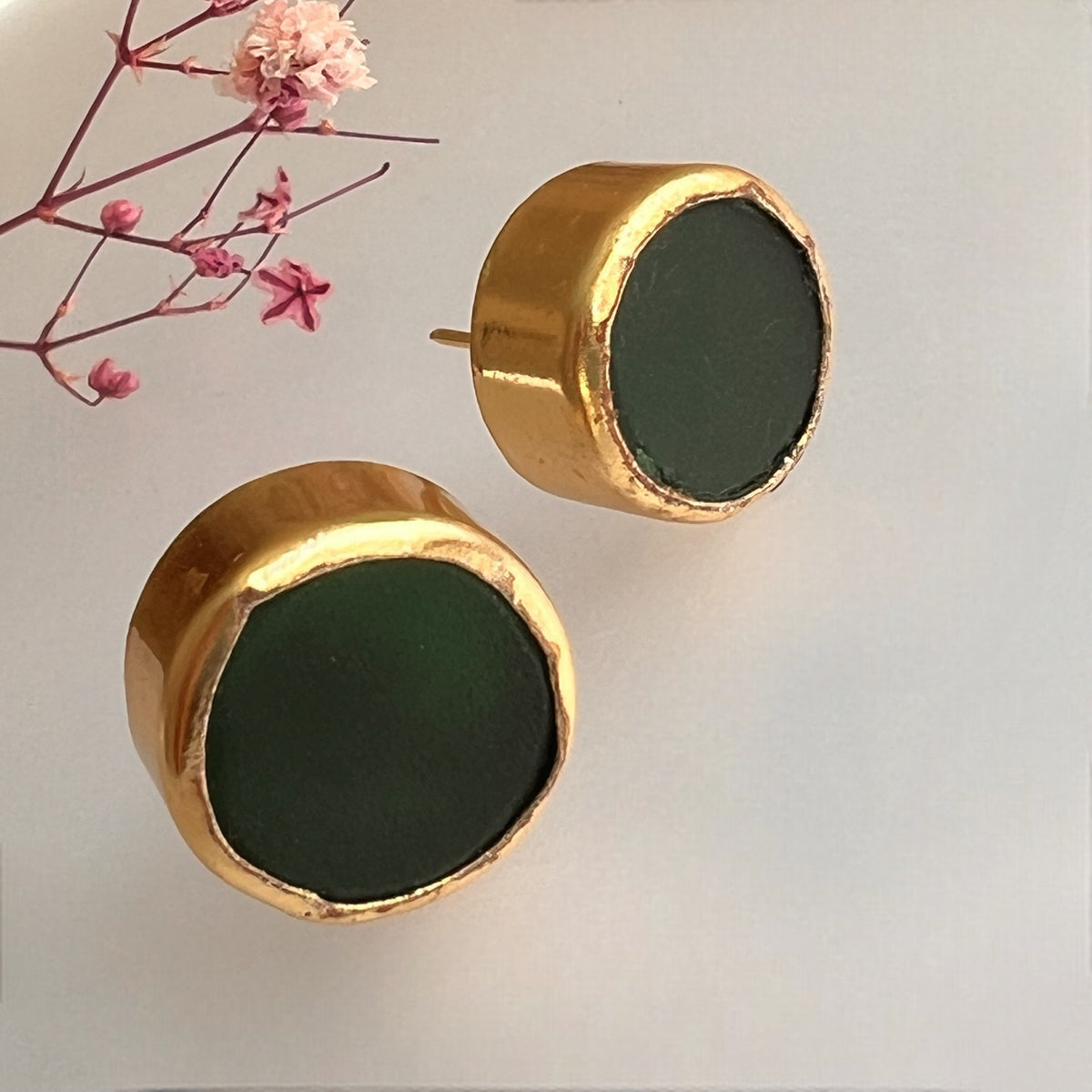 GOLD SCAPE RAW STONE HANDMADE STUDS WITH 18KT GP PLATING ER623