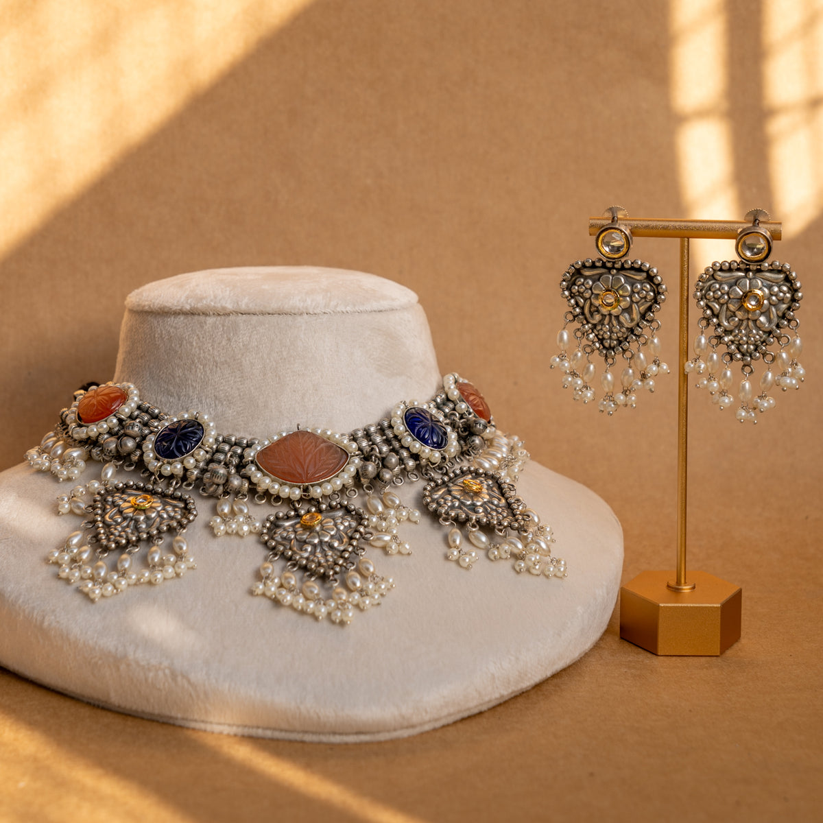 FARAH  SILVER LOOK ALIKE SEMI HANDMADE RUSTIC CHOKER WITH EARRINGS CH312