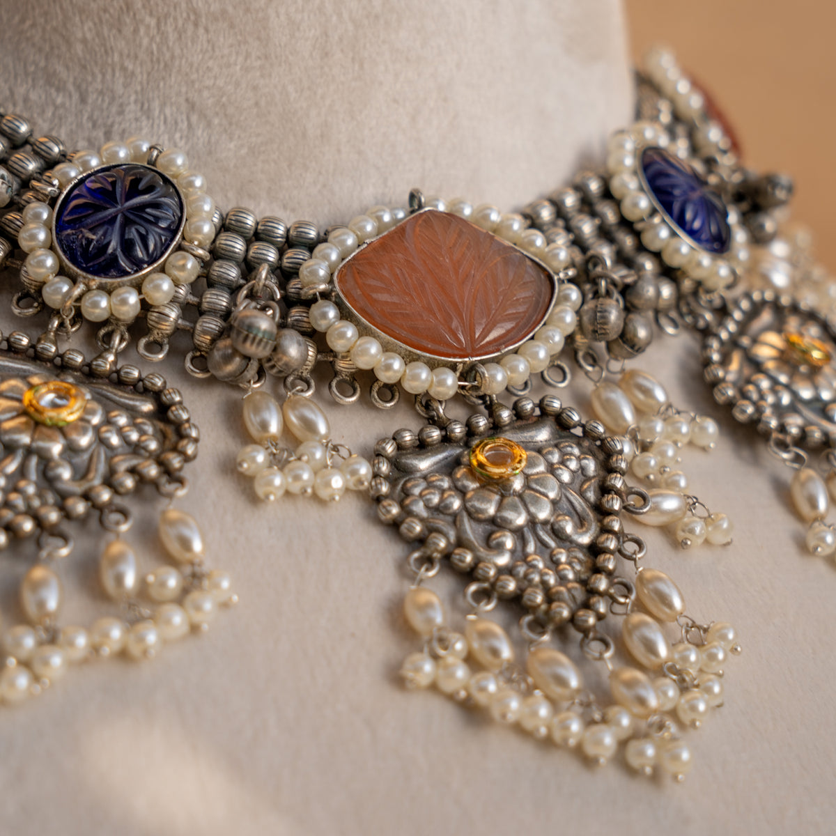 FARAH  SILVER LOOK ALIKE SEMI HANDMADE RUSTIC CHOKER WITH EARRINGS CH312