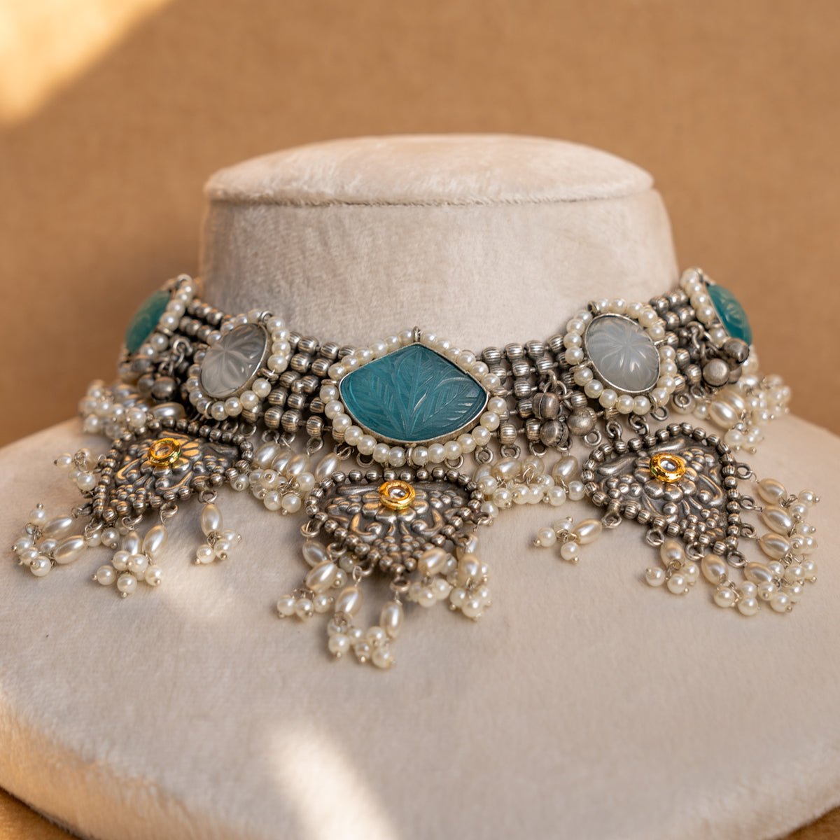 FARAH  SILVER LOOK ALIKE SEMI HANDMADE RUSTIC CHOKER WITH EARRINGS CH312