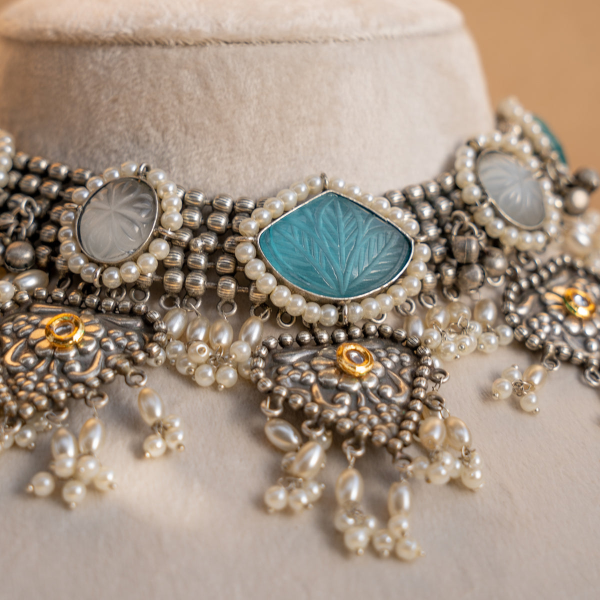 FARAH  SILVER LOOK ALIKE SEMI HANDMADE RUSTIC CHOKER WITH EARRINGS CH312