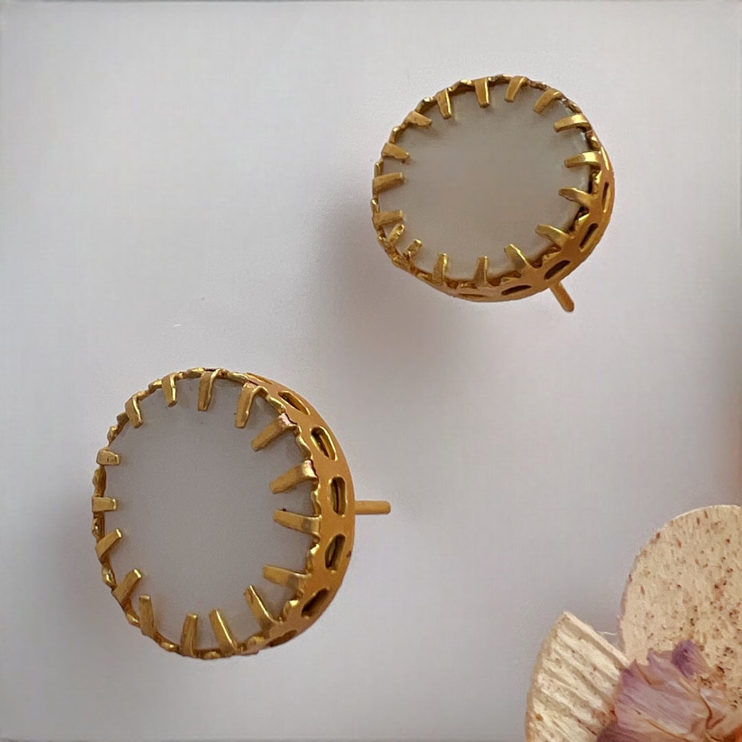 RIMMALA HANDMADE HAND HAMMERED MOP SHELL NECKPIECE SET WITH EARRING NL240