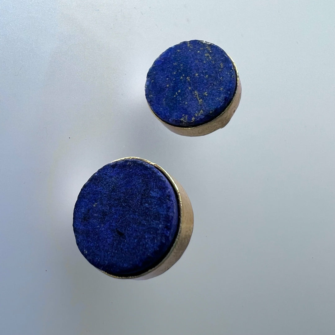 EARTHY ESSENCE RAW STONE NATURAL STONE GOLD TONED STUDS ER220