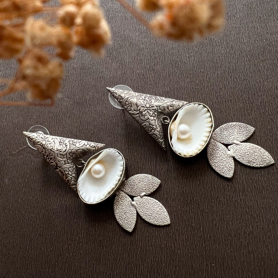LUNA PEARL AND SHELL CHARMING OXIDIZED HANDMADE STUD ER129