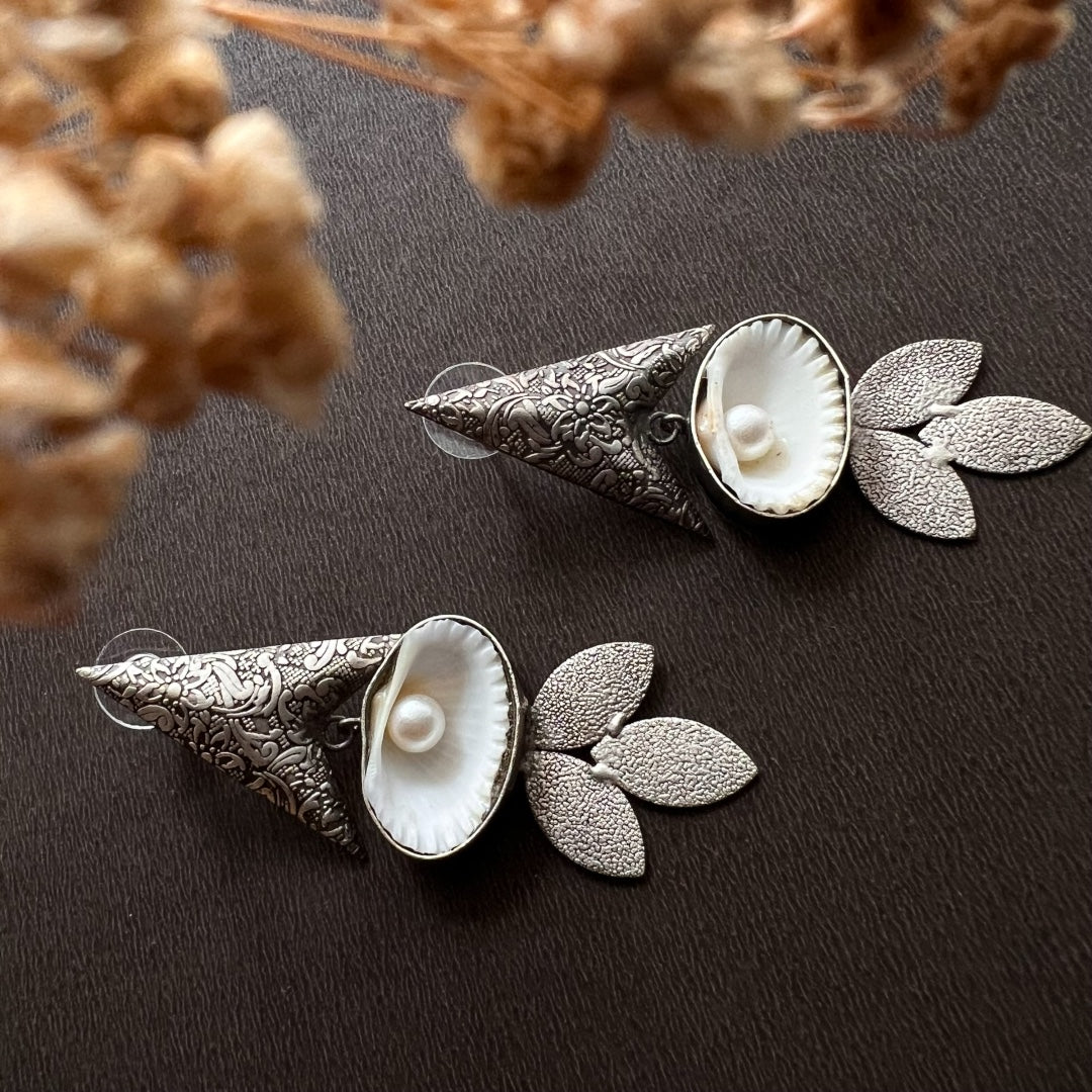 LUNA PEARL AND SHELL CHARMING OXIDIZED HANDMADE STUD ER129