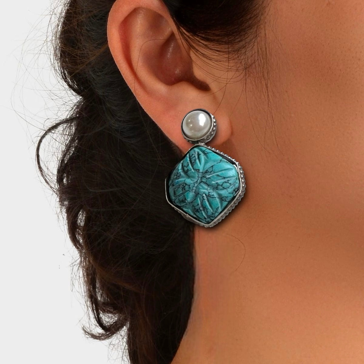 TIYANIA SILVER LOOK ALIKE CARVING STONE STUD WITH PEARL ER580