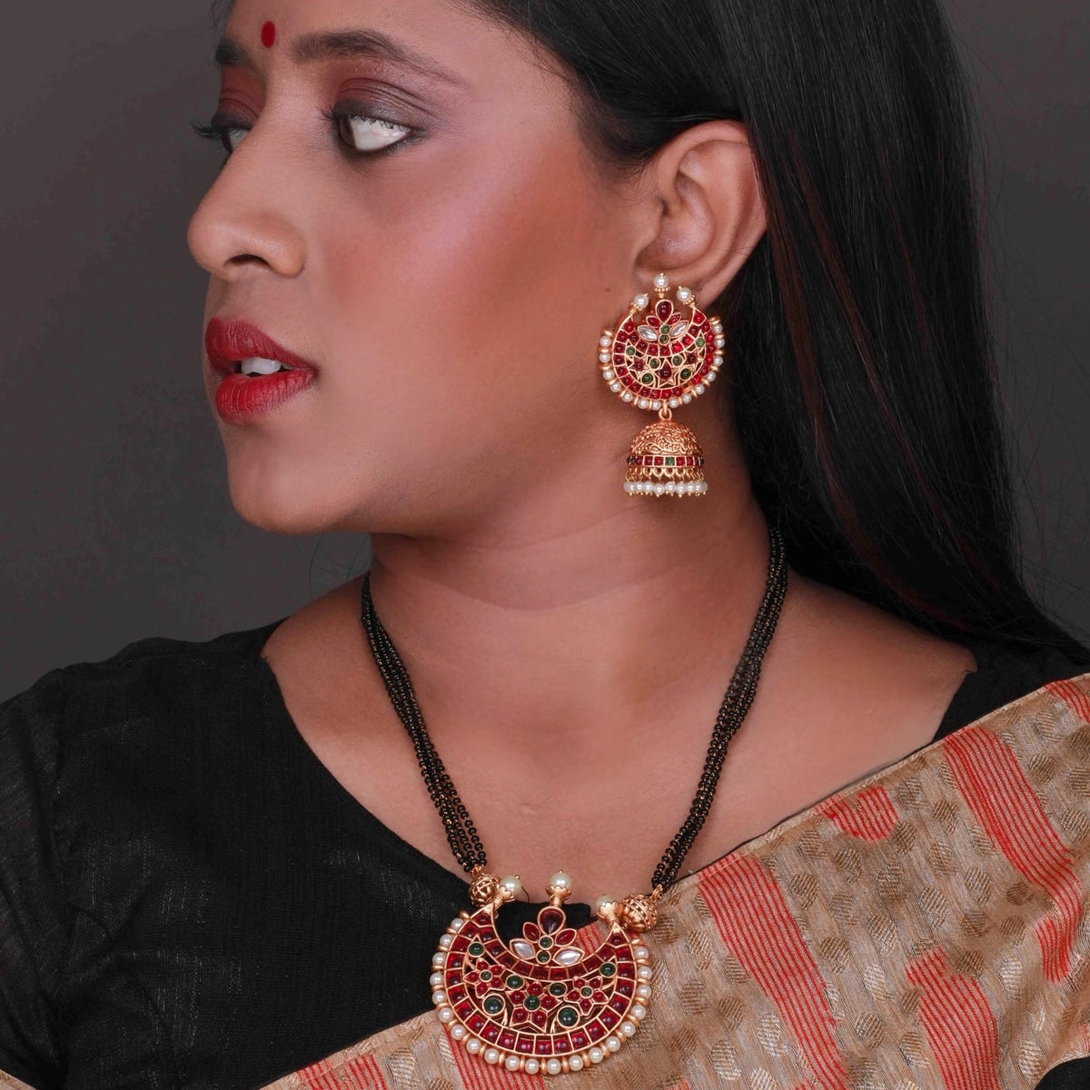 VARUNA GOLD TONED ANTIQUE FINISH NECKLACE WITH EARRINGS NL184