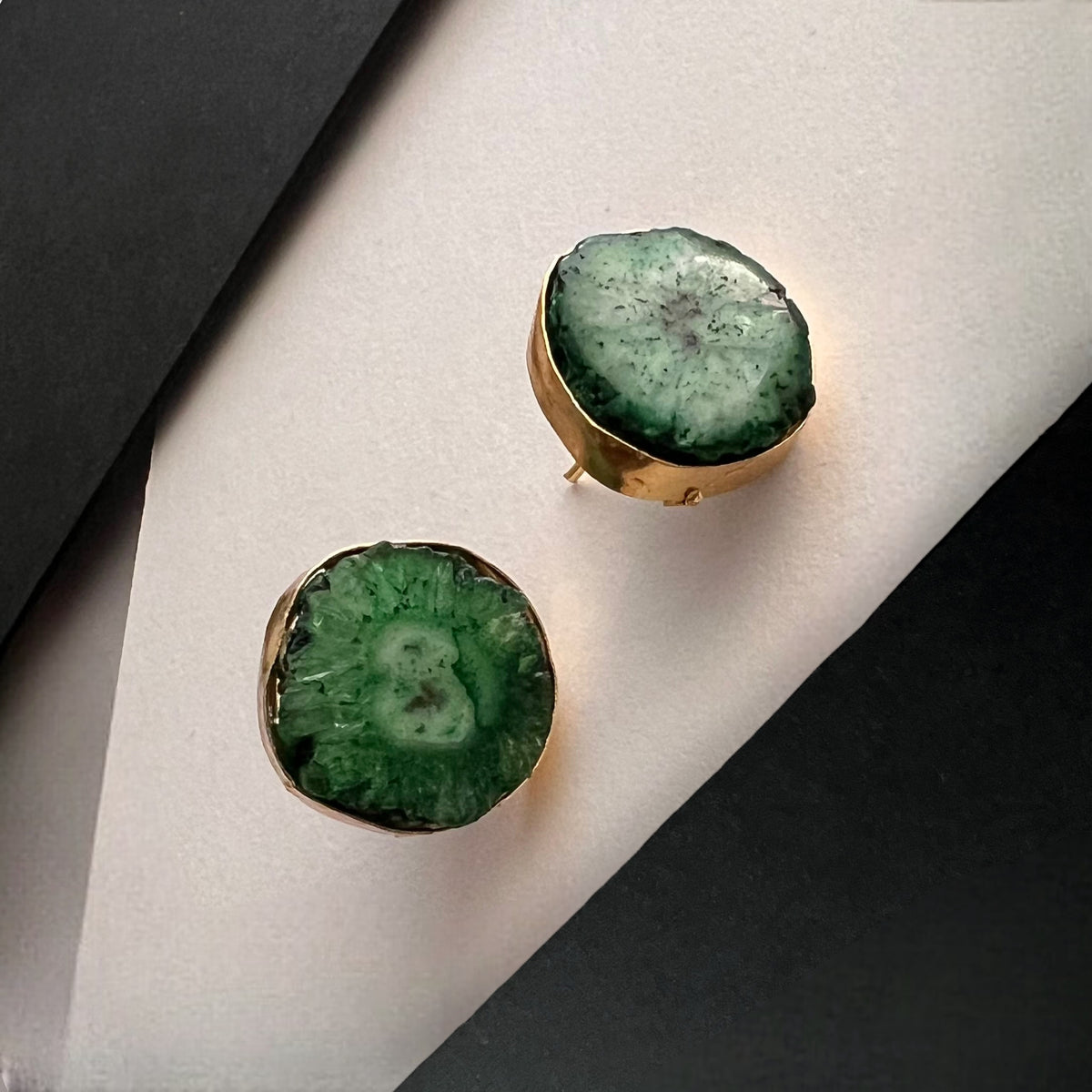 HASINI HASLI NECKPIECE/HASLI RAW STONE SET HANDMADE AND HAND HAMMERED WITH STUD-NL242