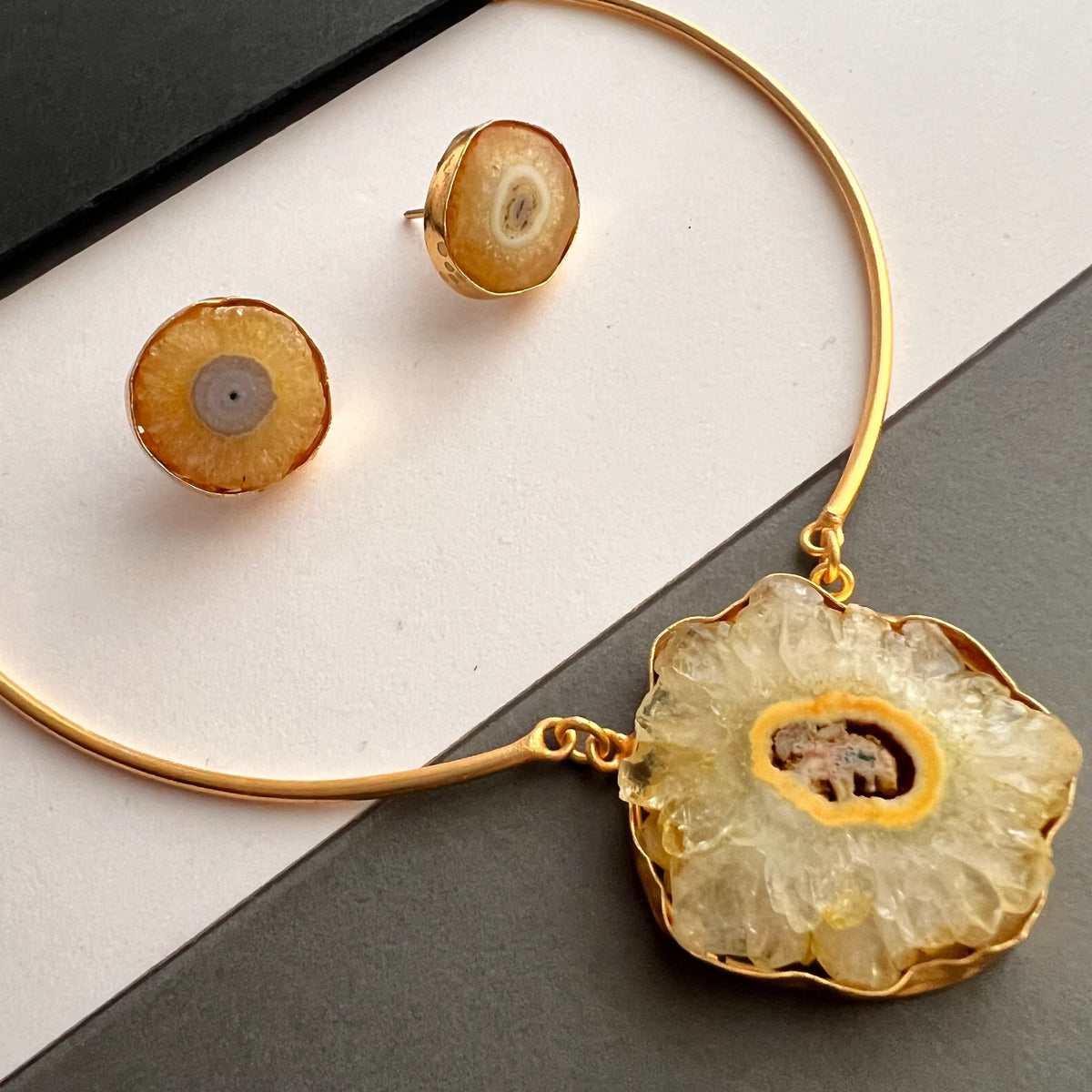 HASINI HASLI NECKPIECE/HASLI RAW STONE SET HANDMADE AND HAND HAMMERED WITH STUD-NL242