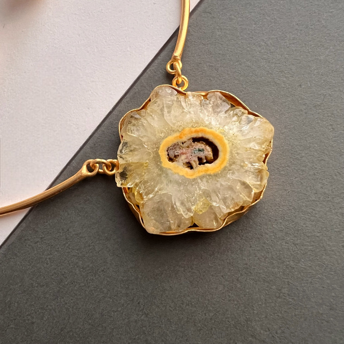 HASINI HASLI NECKPIECE/HASLI RAW STONE SET HANDMADE AND HAND HAMMERED WITH STUD-NL242