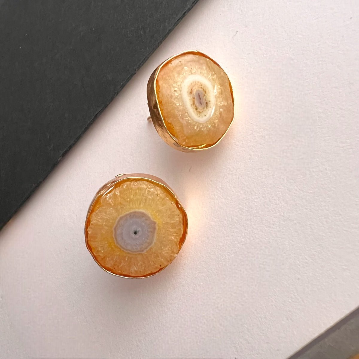 HASINI HASLI NECKPIECE/HASLI RAW STONE SET HANDMADE AND HAND HAMMERED WITH STUD-NL242