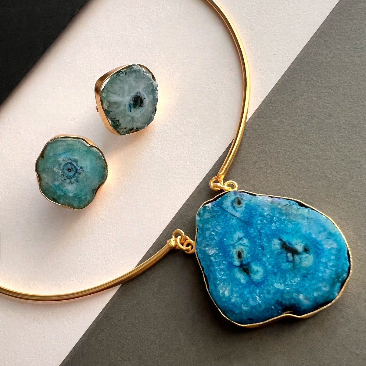 HASINI HASLI NECKPIECE/HASLI RAW STONE SET HANDMADE AND HAND HAMMERED WITH STUD-NL242