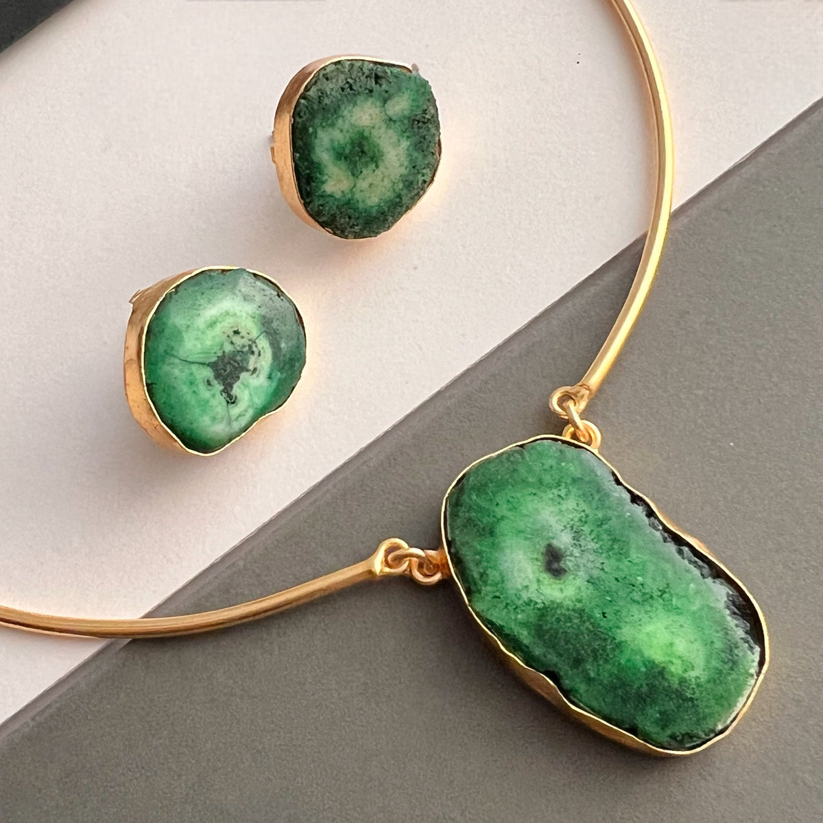 HASINI HASLI NECKPIECE/HASLI RAW STONE SET HANDMADE AND HAND HAMMERED WITH STUD-NL242