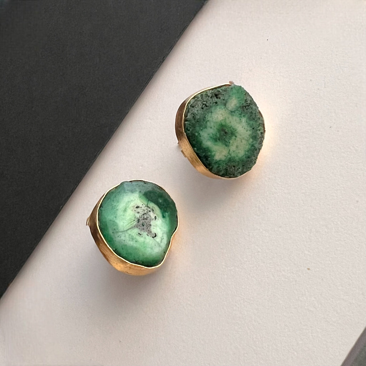 HASINI HASLI NECKPIECE/HASLI RAW STONE SET HANDMADE AND HAND HAMMERED WITH STUD-NL242