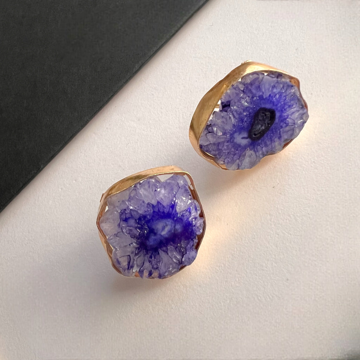 HASINI HASLI NECKPIECE/HASLI RAW STONE SET HANDMADE AND HAND HAMMERED WITH STUD-NL242