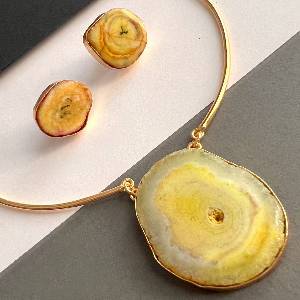 HASINI HASLI NECKPIECE/HASLI RAW STONE SET HANDMADE AND HAND HAMMERED WITH STUD-NL242