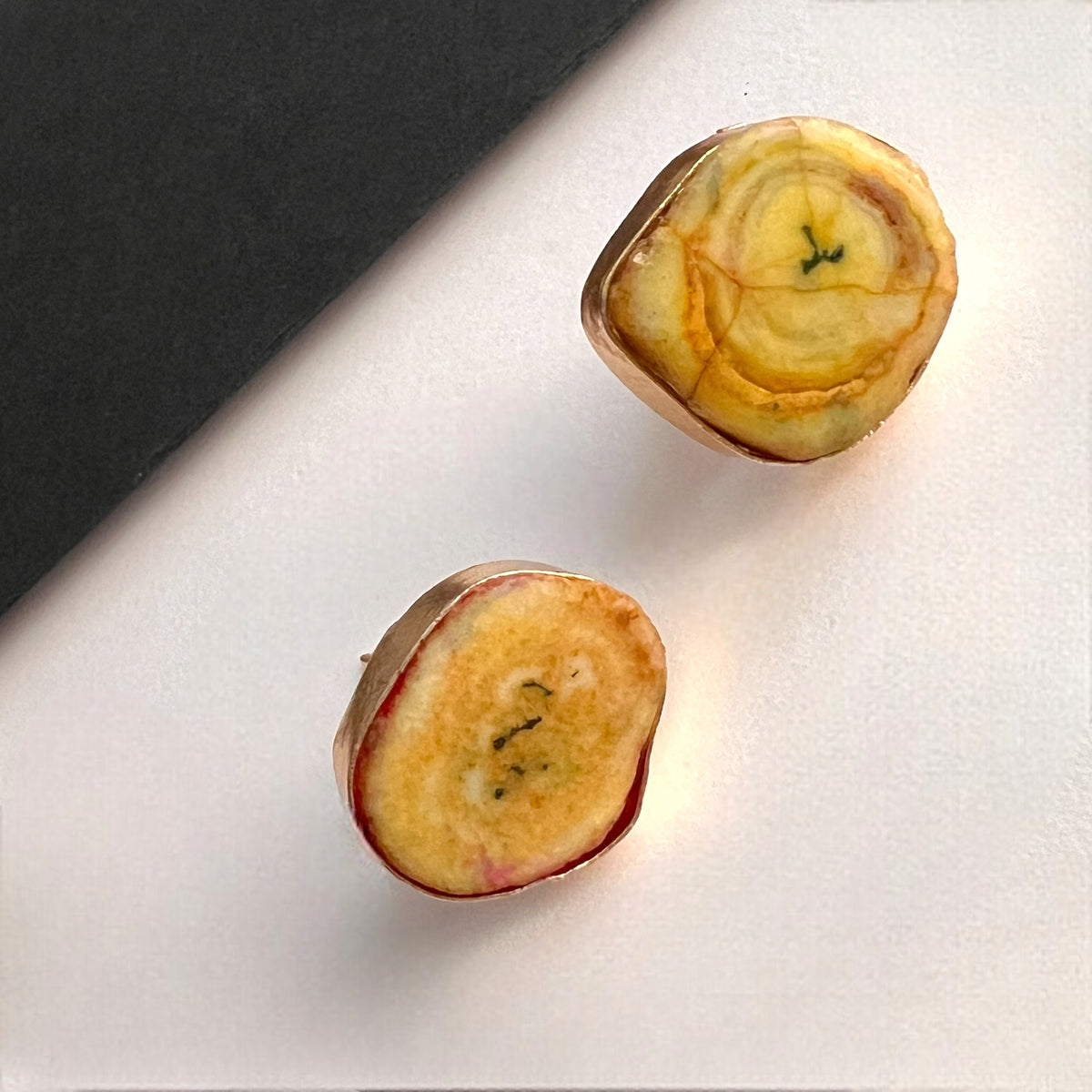 HASINI HASLI NECKPIECE/HASLI RAW STONE SET HANDMADE AND HAND HAMMERED WITH STUD-NL242