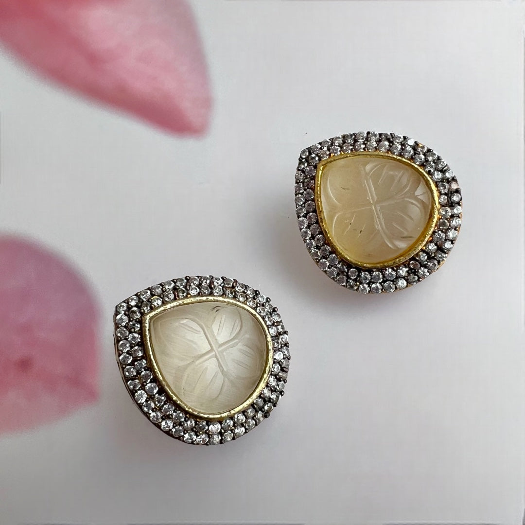 DROPLET CARVING STONE WITH AD STONE STUDS ER164