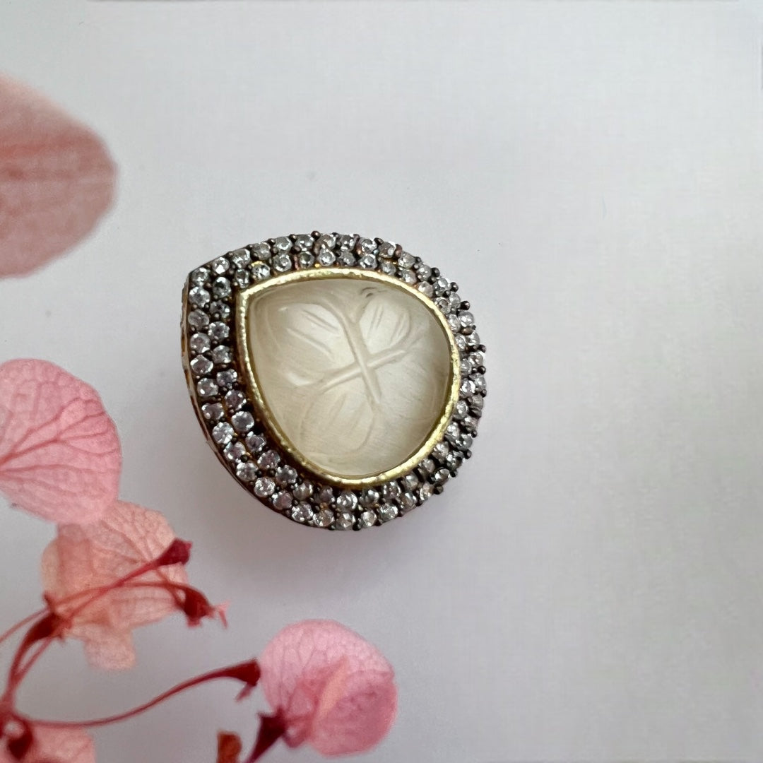 DROPLET CARVING STONE WITH AD STONE STUDS ER164