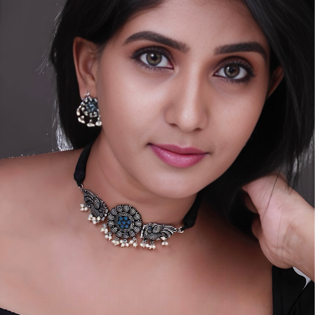 VIRA SILVER LOOK ALIKE RAW AND RUSTIC SEMI HANDMADE STATEMENT CHOKER / NECKPIECE CH58