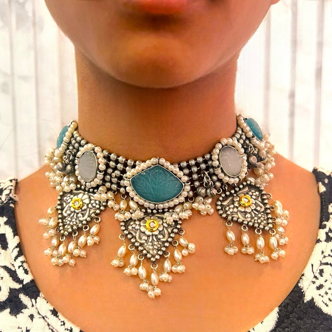 FARAH  SILVER LOOK ALIKE SEMI HANDMADE RUSTIC CHOKER WITH EARRINGS CH312