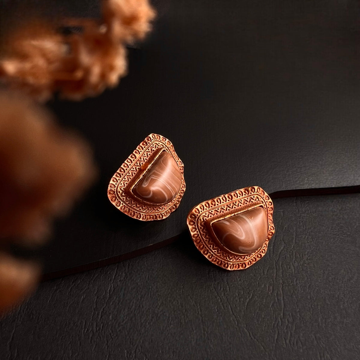 KONISA ANTIQUE FAUX RESIN STUDS ER277