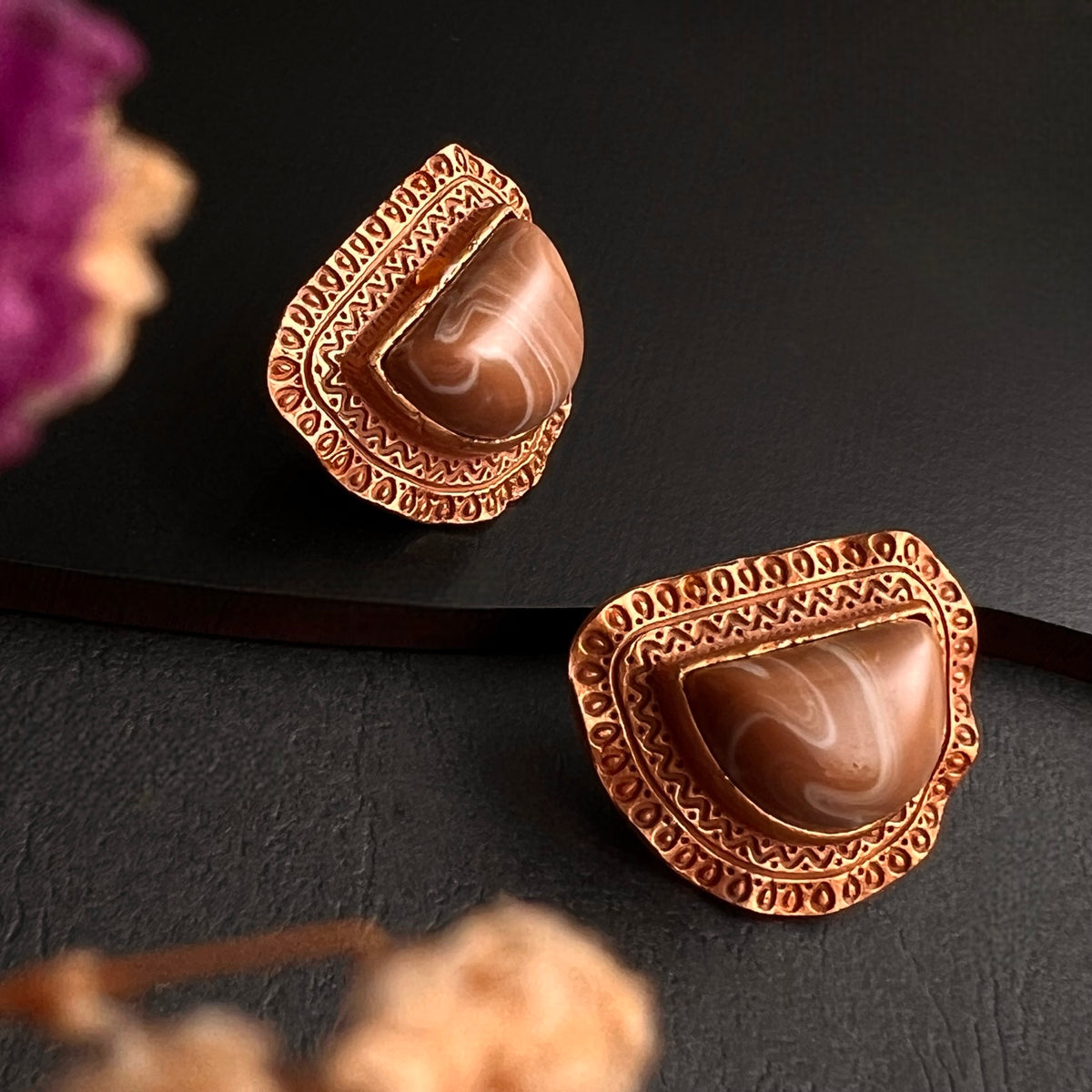 KONISA ANTIQUE FAUX RESIN STUDS ER277