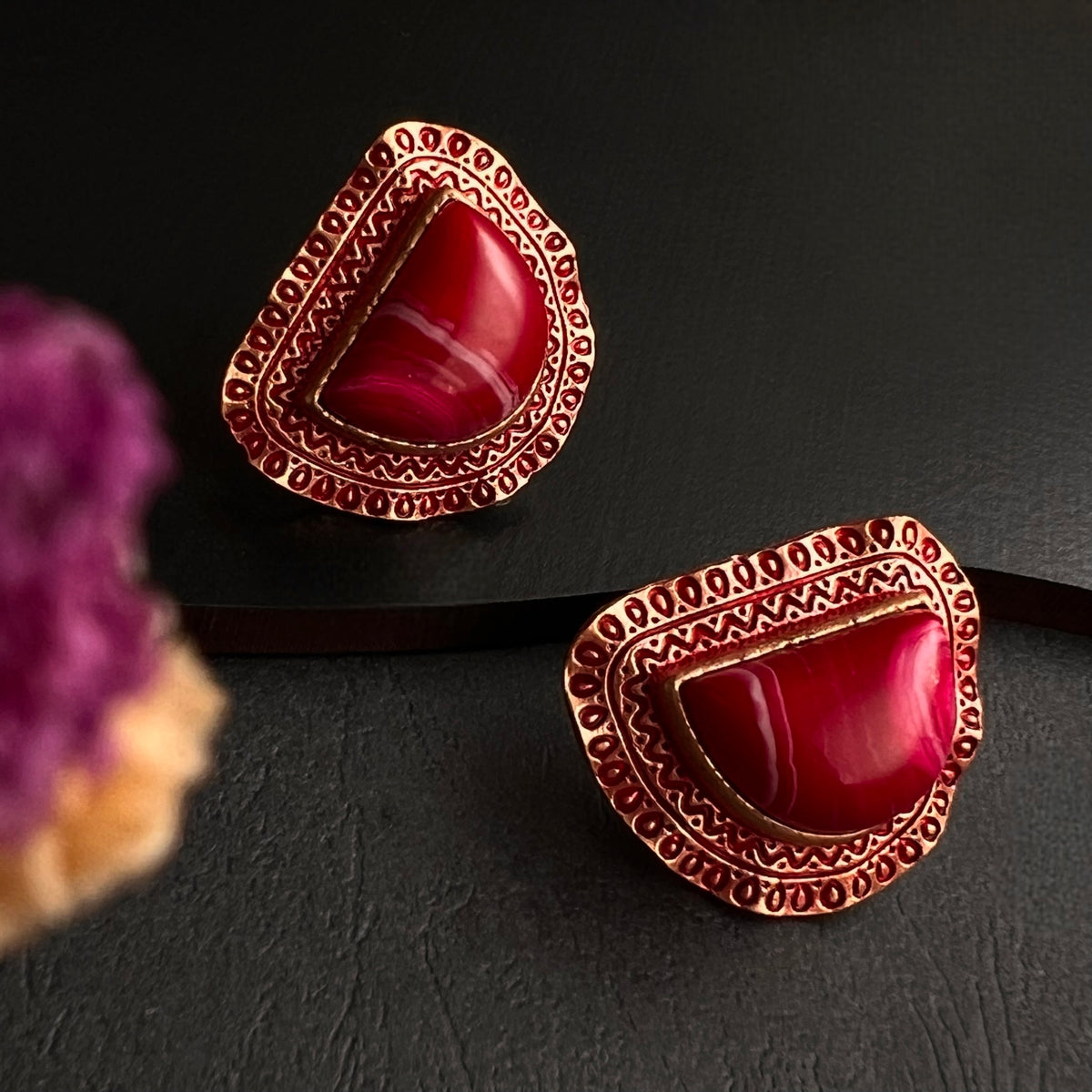 KONISA ANTIQUE FAUX RESIN STUDS ER277