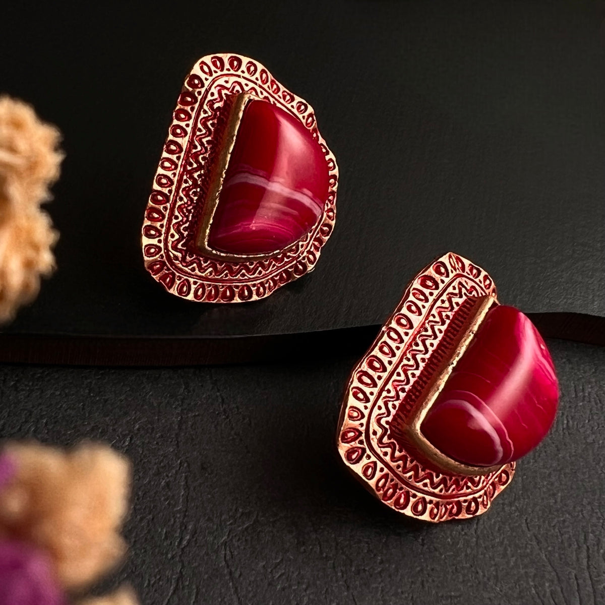 KONISA ANTIQUE FAUX RESIN STUDS ER277