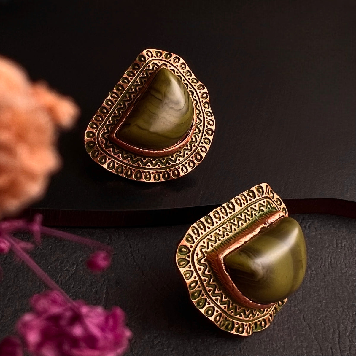 KONISA ANTIQUE FAUX RESIN STUDS ER277