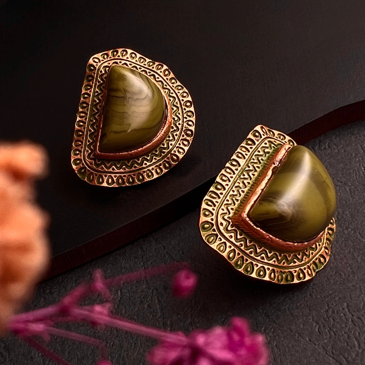 KONISA ANTIQUE FAUX RESIN STUDS ER277