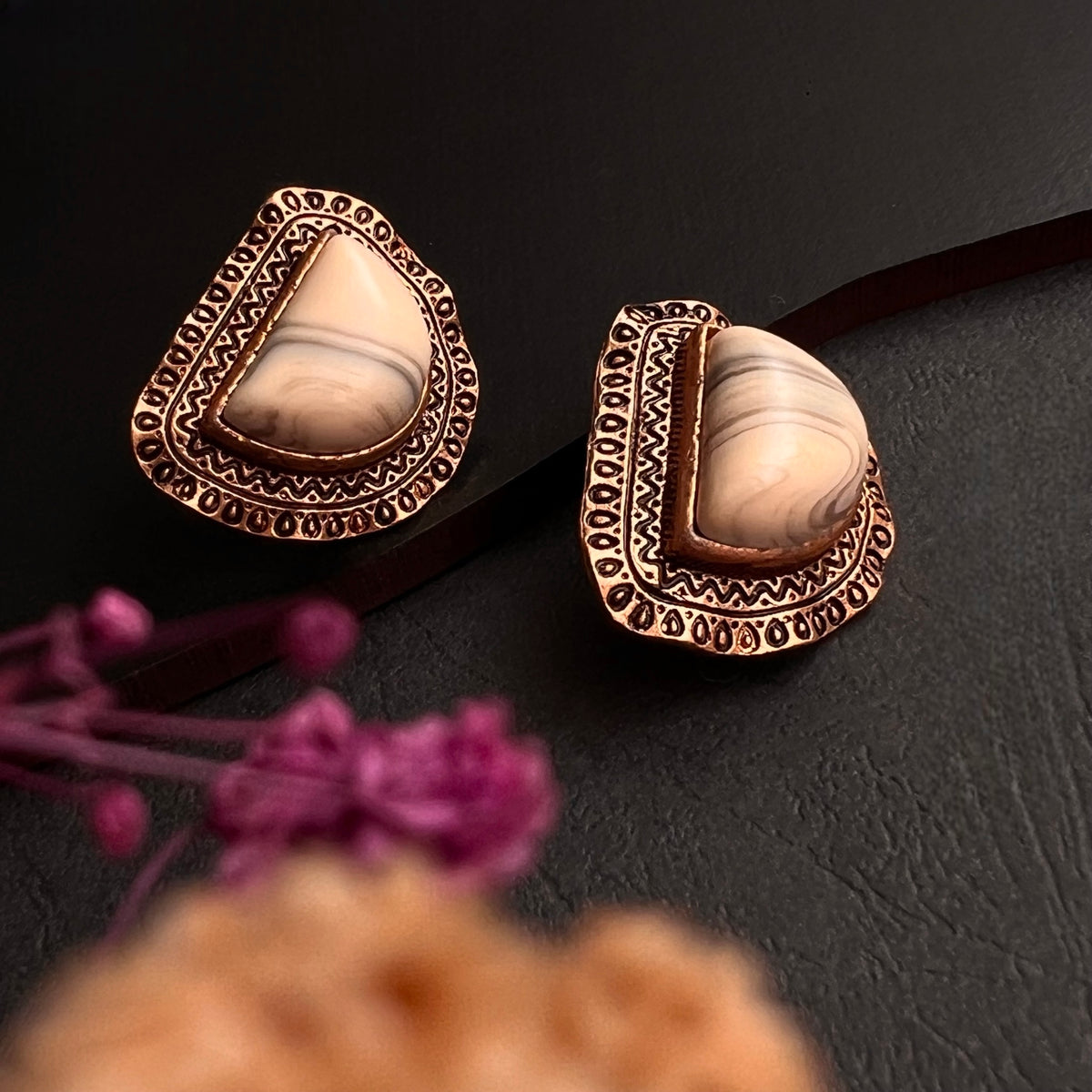 KONISA ANTIQUE FAUX RESIN STUDS ER277