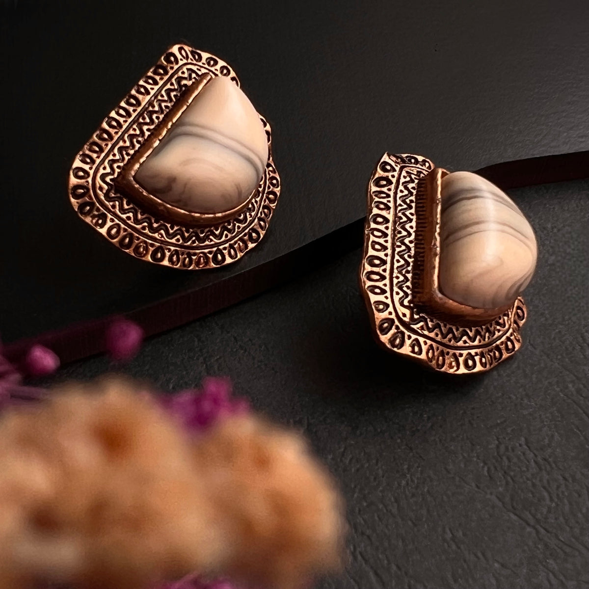 KONISA ANTIQUE FAUX RESIN STUDS ER277