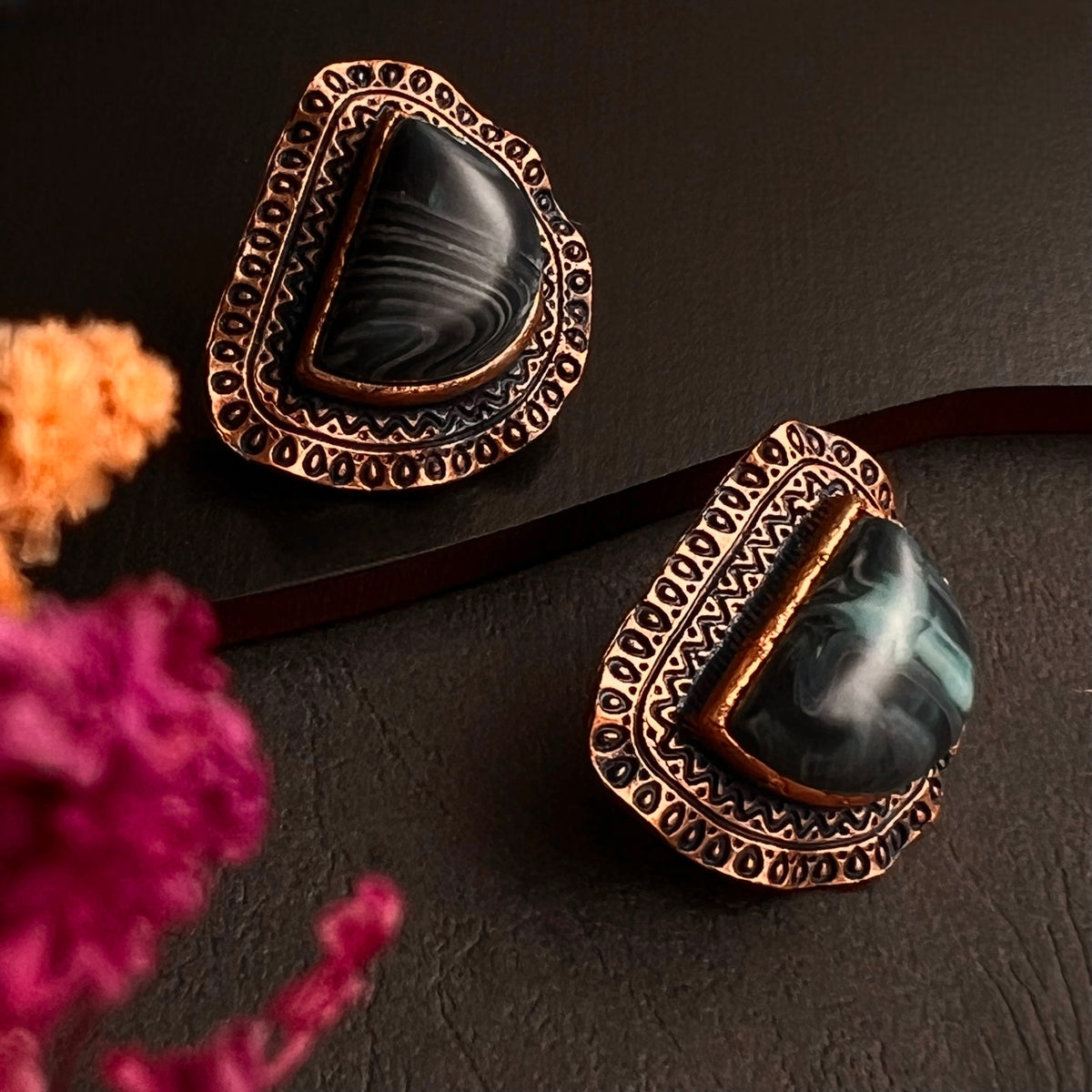 KONISA ANTIQUE FAUX RESIN STUDS ER277