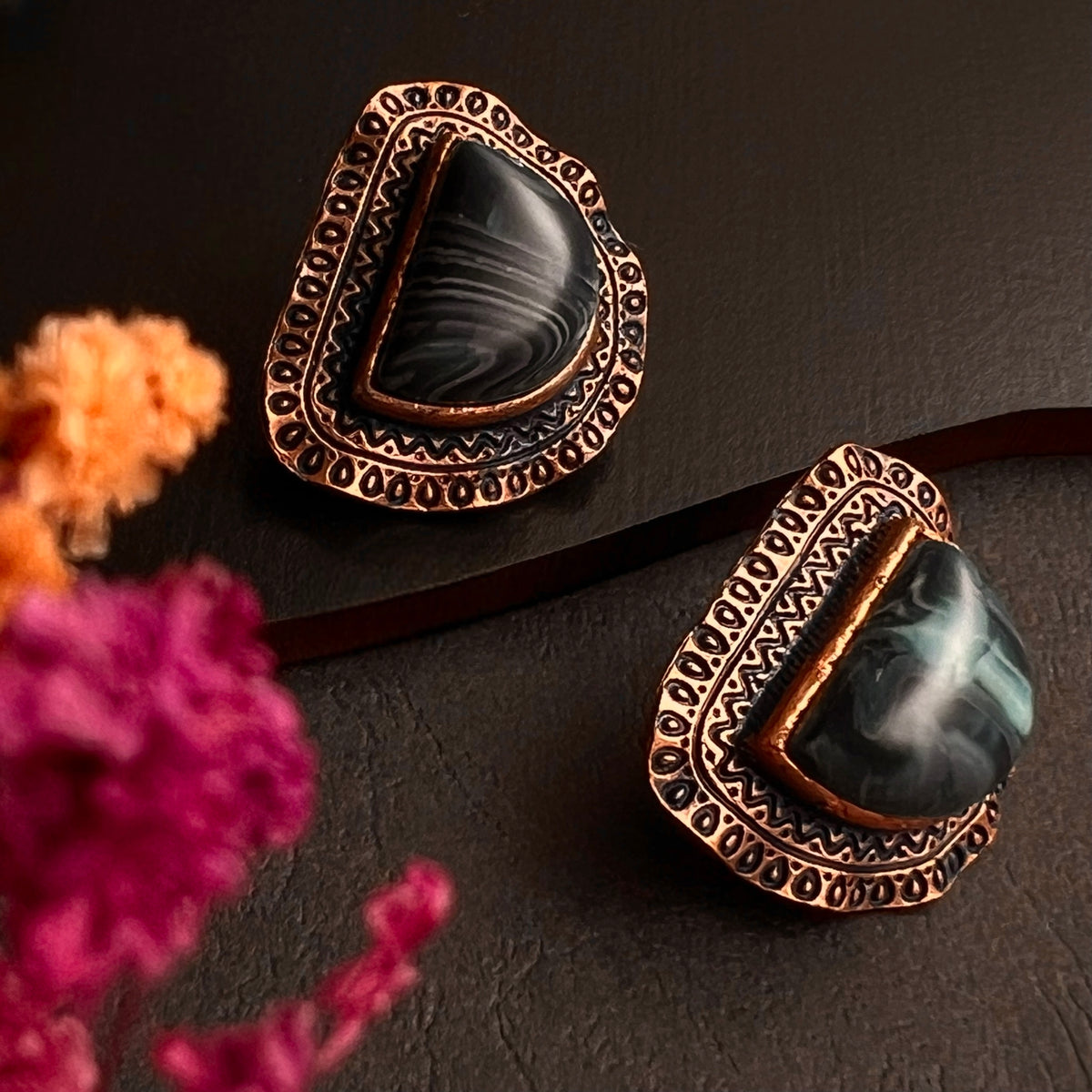 KONISA ANTIQUE FAUX RESIN STUDS ER277