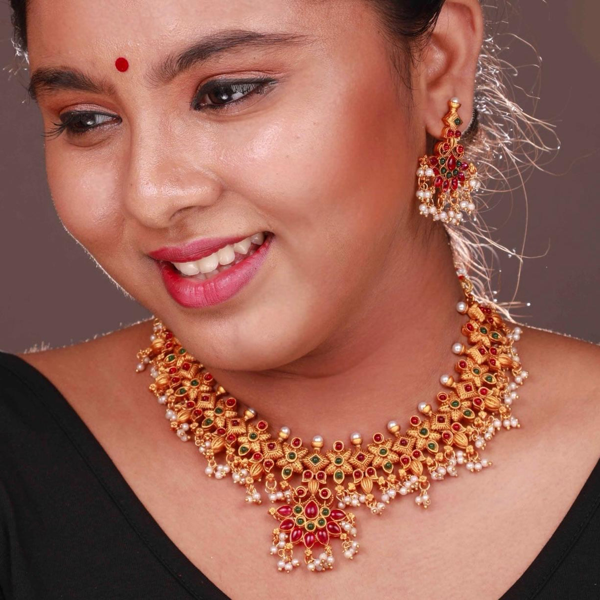 VANI GOLD TONED ANTIQUE FINISH NECKLACE WITH EARRINGS NL171