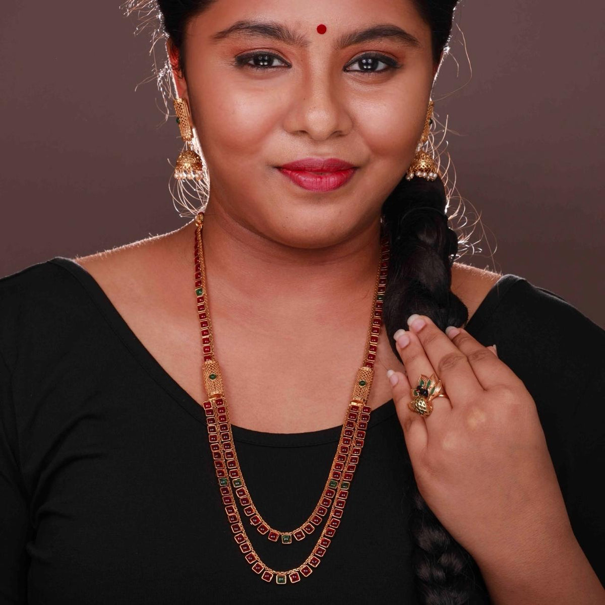 KEERTHI GOLD TONED ANTIQUE FINISH NECKLACE WITH EARRINGS NL172