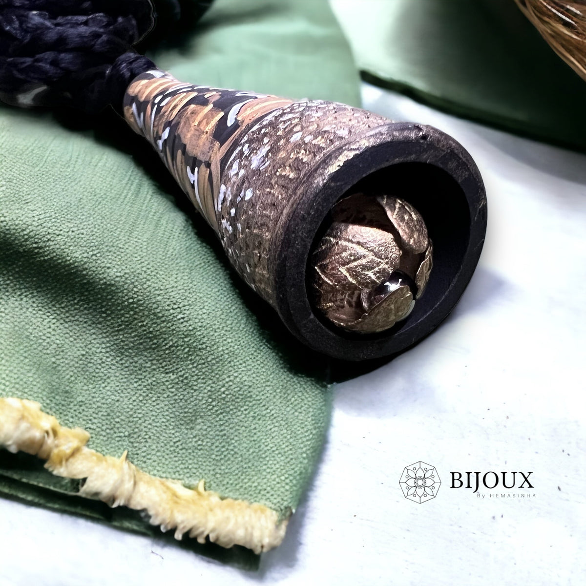 FROSTY FIZZ FRIEND TERRACOTTA PENDANT WITH BLACK ROPE TR16