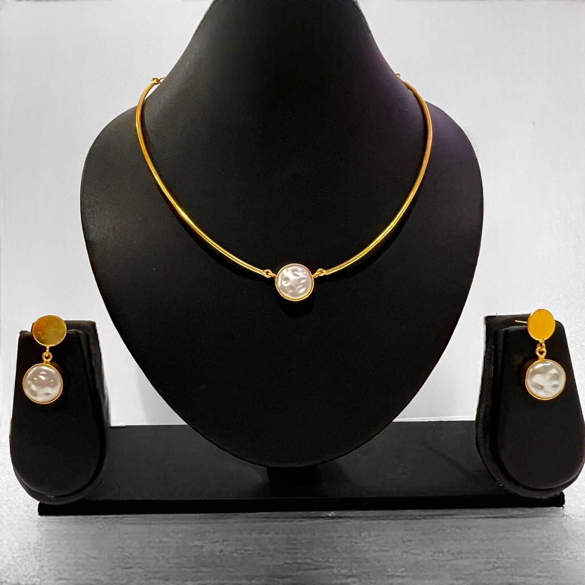 GARGI HANDMADE GOLD TONED HASLI/NECKPIECE WITH EARRINGS WITH EARRINGS CH424