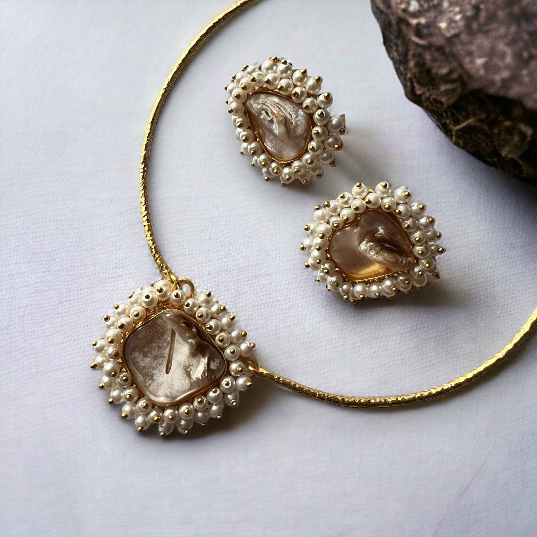 AERA MOP GOLDTONED HANDMADE CHOKER/HASLI WITH EARRINGS CH418