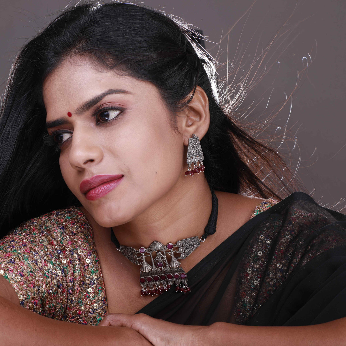 DYLA SILVER LOOK ALIKE RAW AND RUSTIC SEMI HANDMADE RAW STRING CHOKER / NECKPIECE CH54