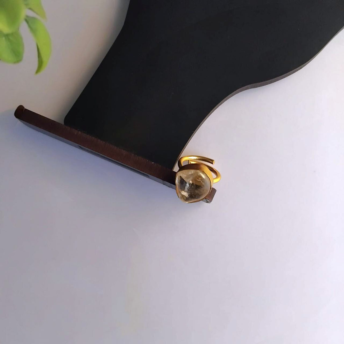 THARA PREMIUM HANDMADE PREMIOM STONES GOLD POLISH RING R97