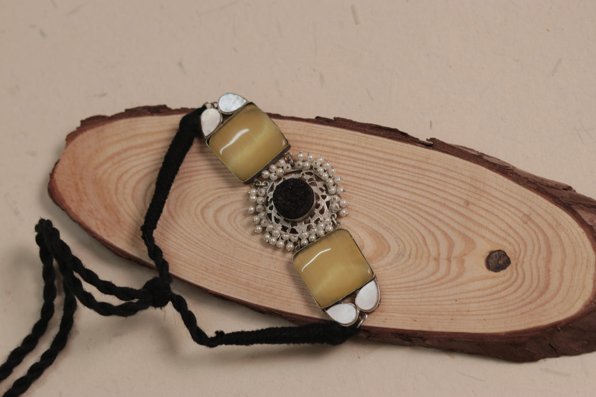 NARI BIJOUX PREMIUM AND EXCLUSIVE MOP SHELL HANDMADE SUGAR STONE AND MONALISA CHOKER CH411