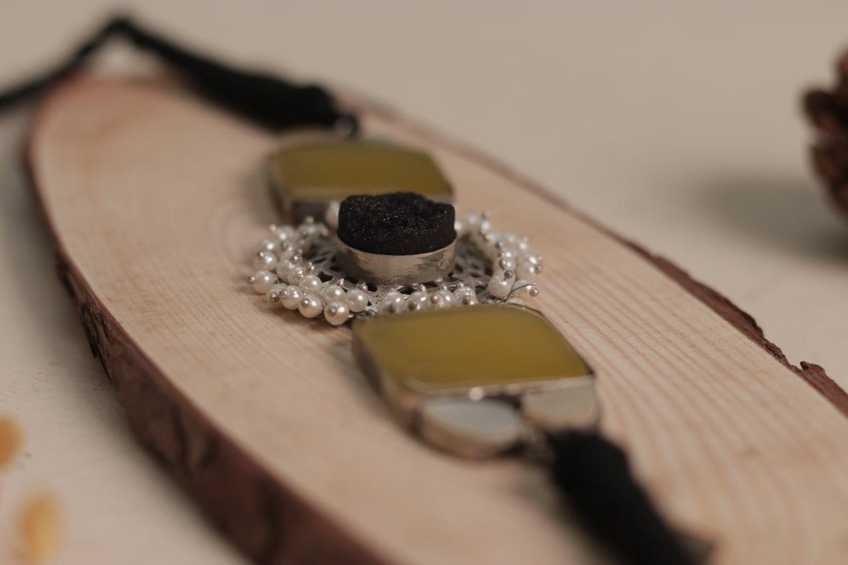 NARI BIJOUX PREMIUM AND EXCLUSIVE MOP SHELL HANDMADE SUGAR STONE AND MONALISA CHOKER CH411