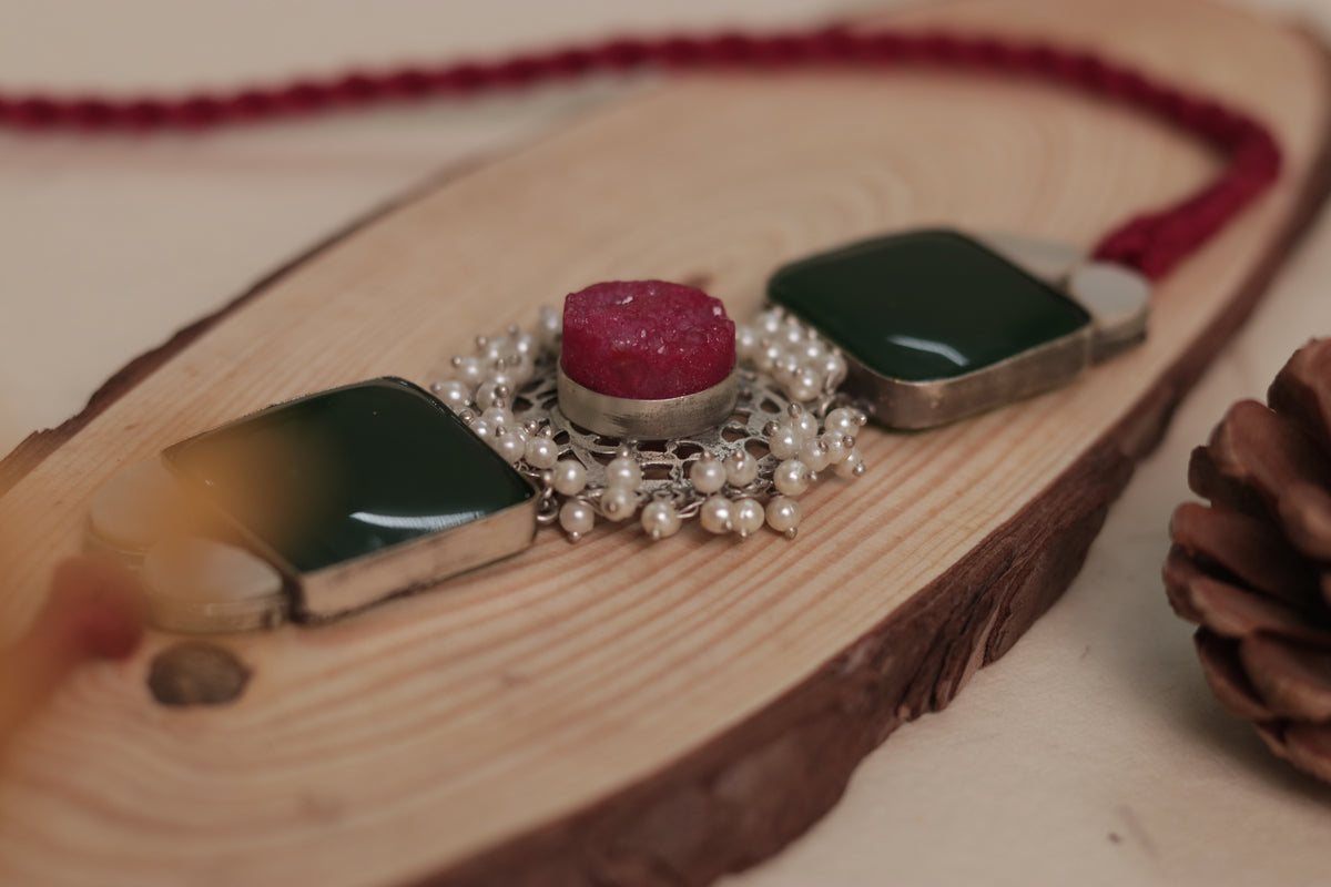 NARI BIJOUX PREMIUM AND EXCLUSIVE MOP SHELL HANDMADE SUGAR STONE AND MONALISA CHOKER CH411