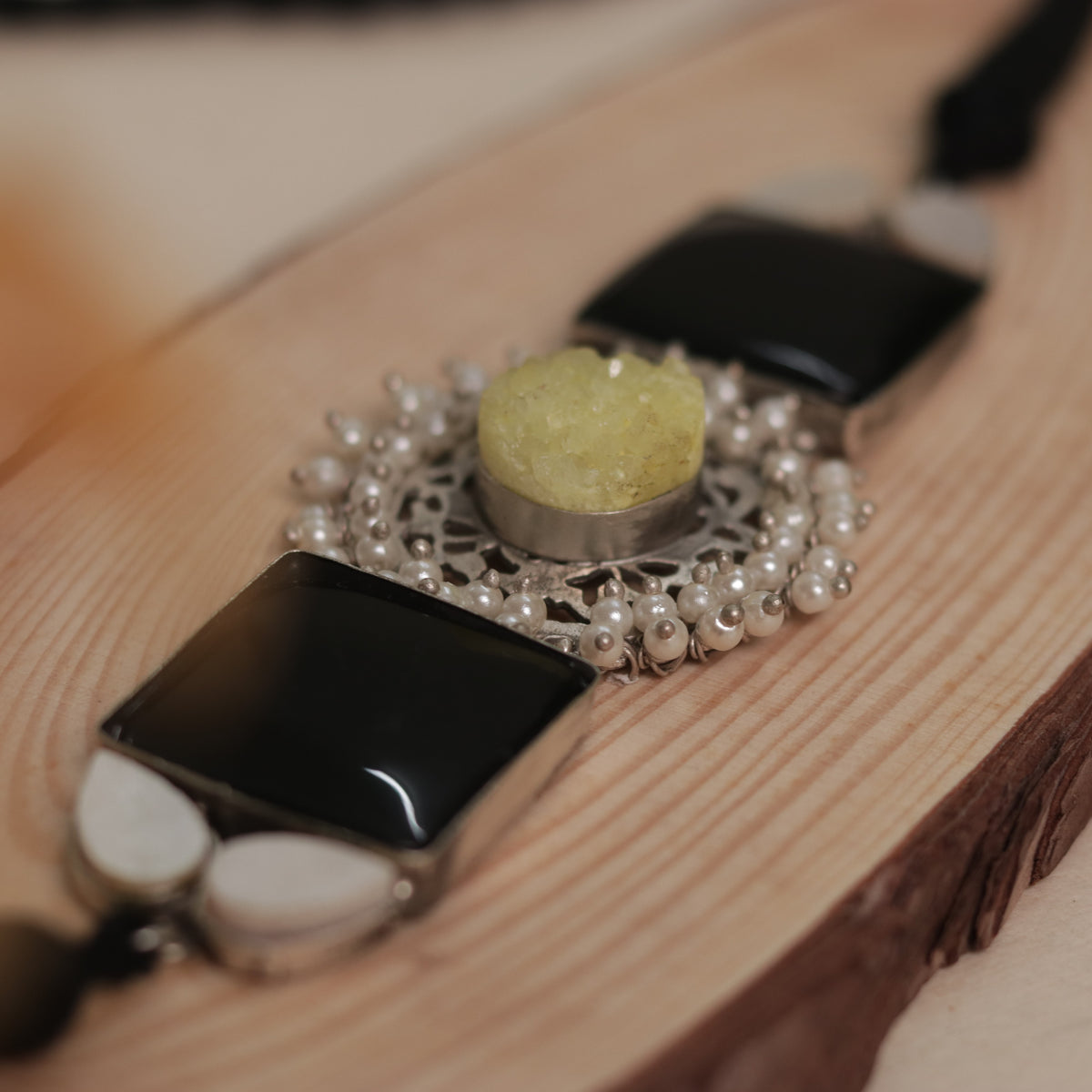 NARI BIJOUX PREMIUM AND EXCLUSIVE MOP SHELL HANDMADE SUGAR STONE AND MONALISA CHOKER CH411