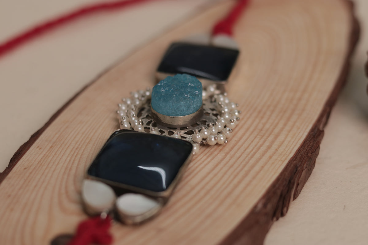 NARI BIJOUX PREMIUM AND EXCLUSIVE MOP SHELL HANDMADE SUGAR STONE AND MONALISA CHOKER CH411