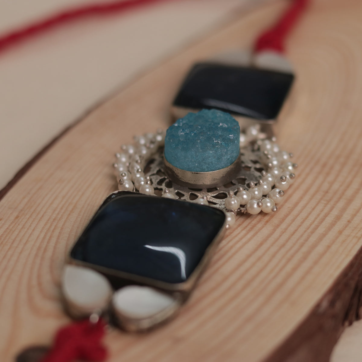 NARI BIJOUX PREMIUM AND EXCLUSIVE MOP SHELL HANDMADE SUGAR STONE AND MONALISA CHOKER CH411