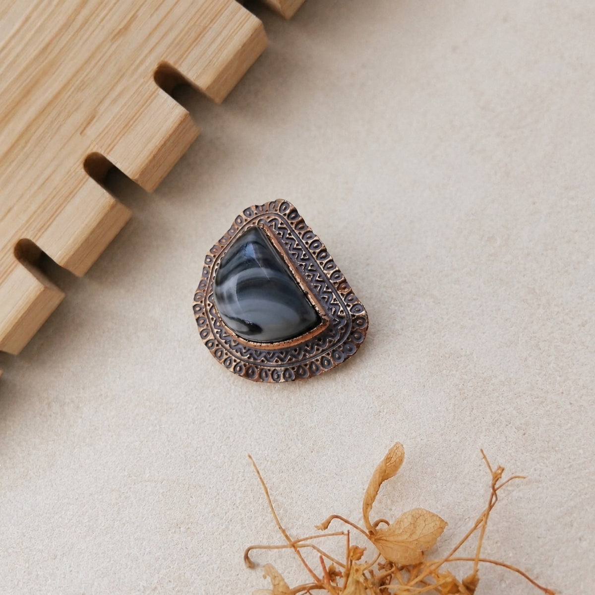 KONISA ANTIQUE FAUX RESIN STUDS ER277
