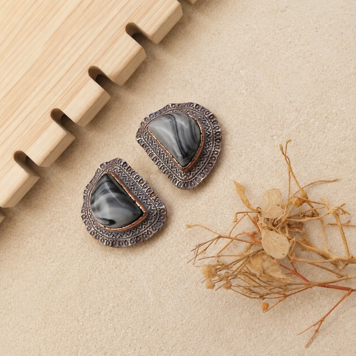 KONISA ANTIQUE FAUX RESIN STUDS ER277